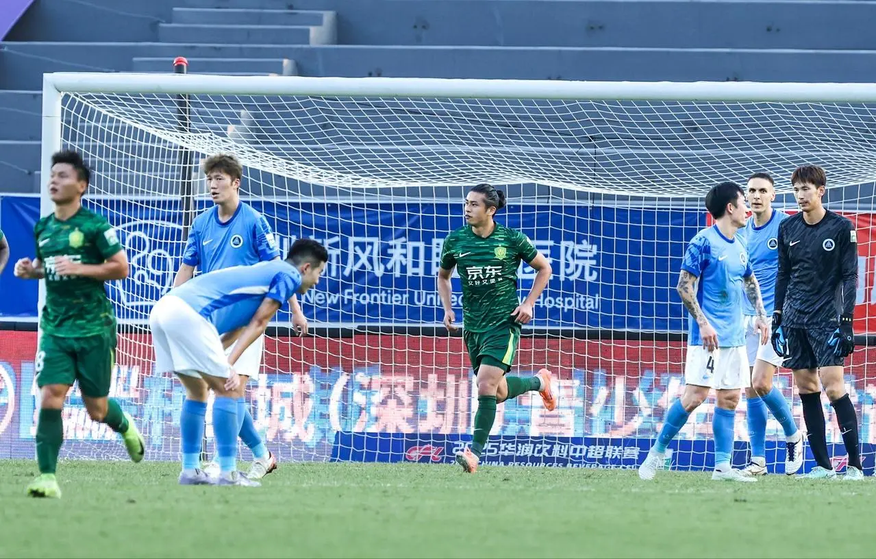 新帅遭开门, 首上海海港, 打破僵局